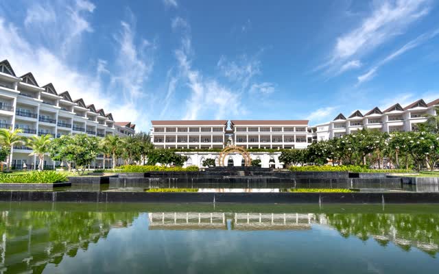 Façade et bassin du Sofitel Abidjan Hôtel Ivoire