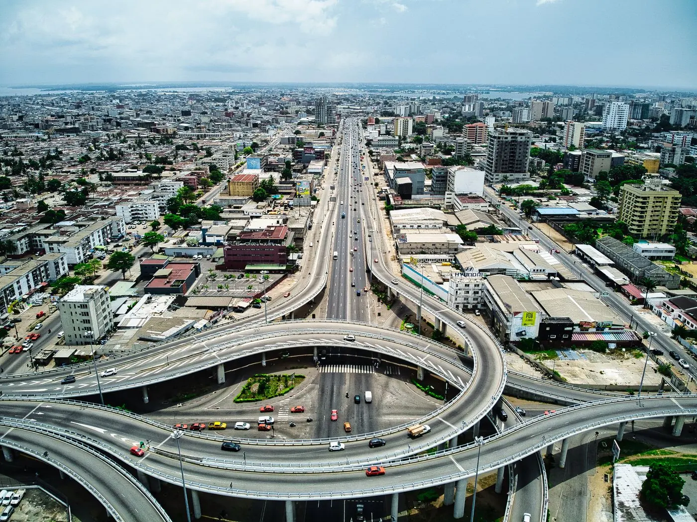 Vue aérienne d'un échangeur autoroutier à Abidjan