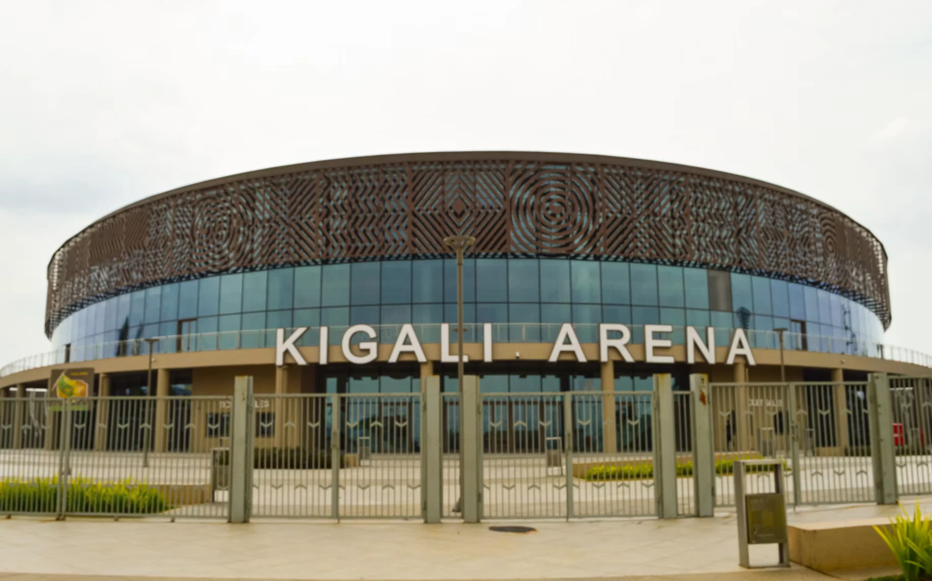Façade circulaire de la Kigali Arena, ornée de motifs géométriques